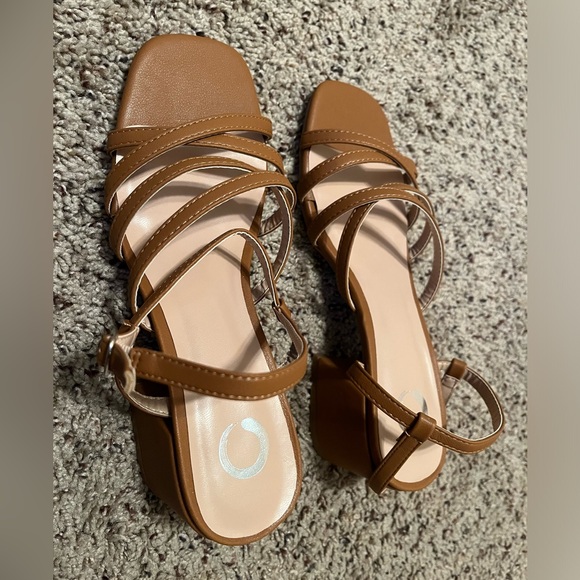 Women’s Journee Collection tan sandals with low heel, Size 8. - Picture 4 of 5